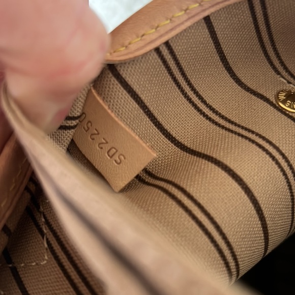 Authentic LV Neverfull MM - Picture 5 of 8